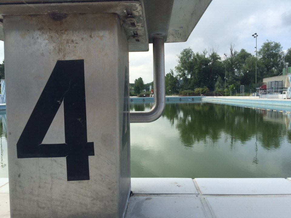 L’impresa sulla piscina estiva di Valenza: “nel 2015 non era prevista l’apertura”