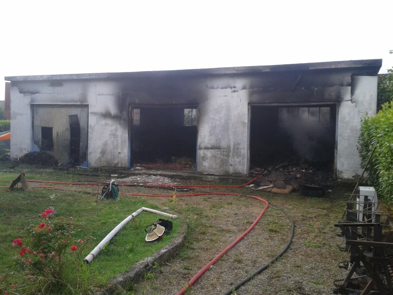 Violento incendio in un deposito a Vignole Borbera