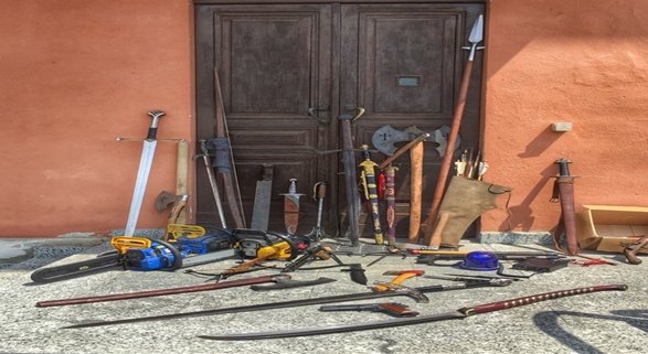 In casa oltre 50 tra spade e altre armi. Un 35enne alessandrino denunciato dai Carabinieri