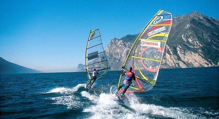 Il windsurf tra le acque lacustri del Piemonte