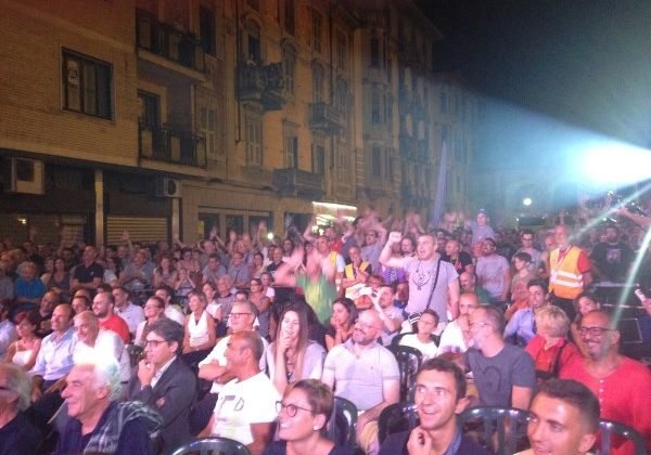 Delirio Alessandria in Piazza Marconi. Tifosi, presidente e giocatori uniti per vincere [VIDEO]