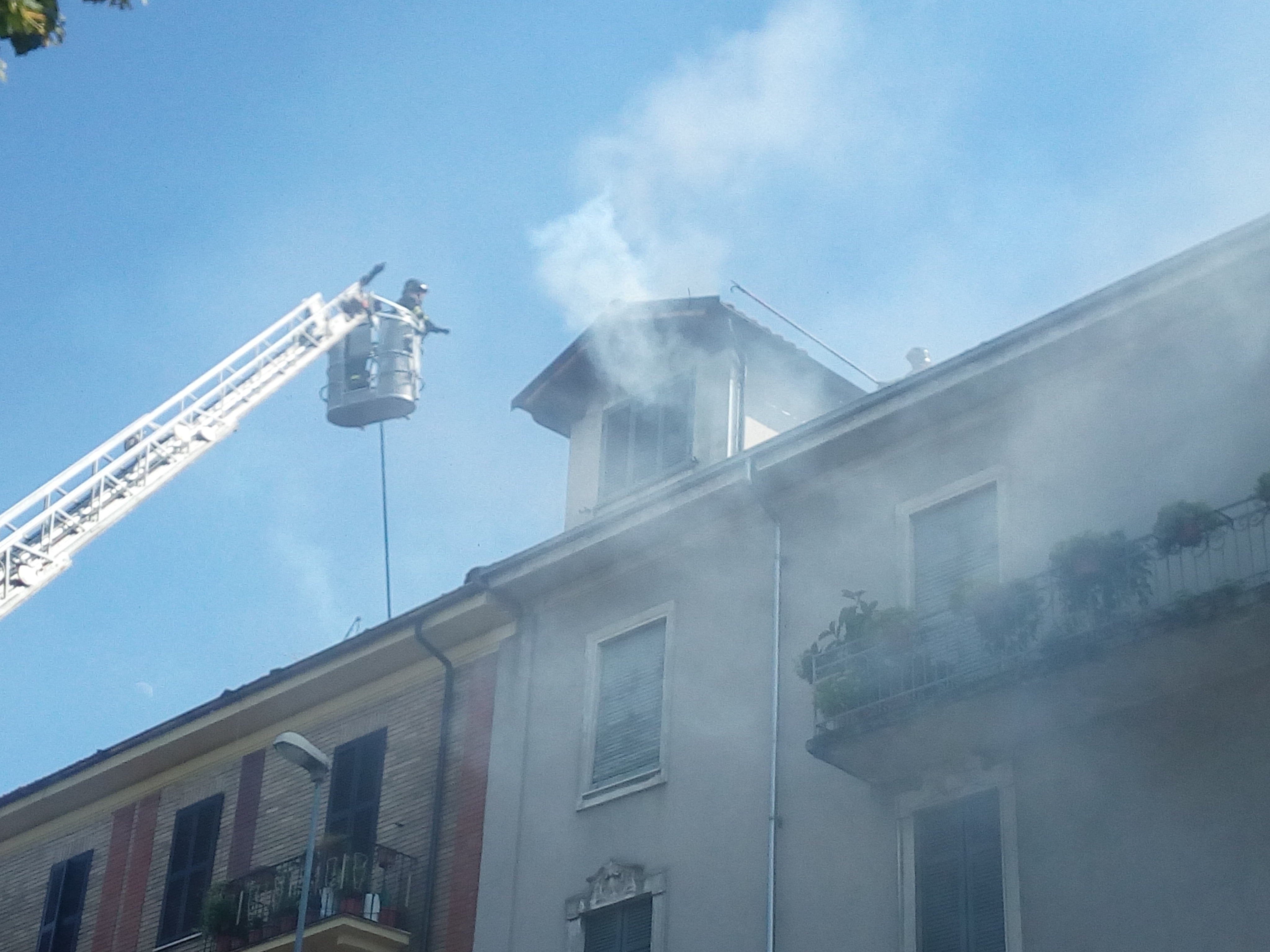 Brucia tetto in Spalto Rovereto: quattro appartamenti inagibili