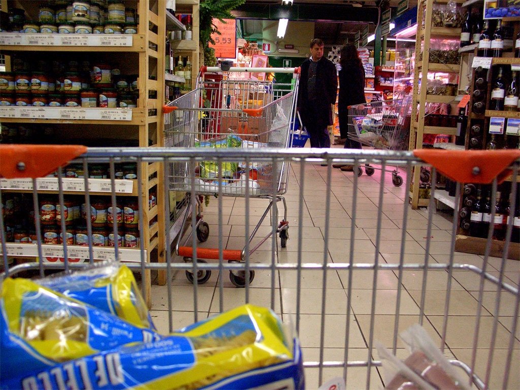 Bloccata mentre stava portando via diversi prodotti dal supermercato
