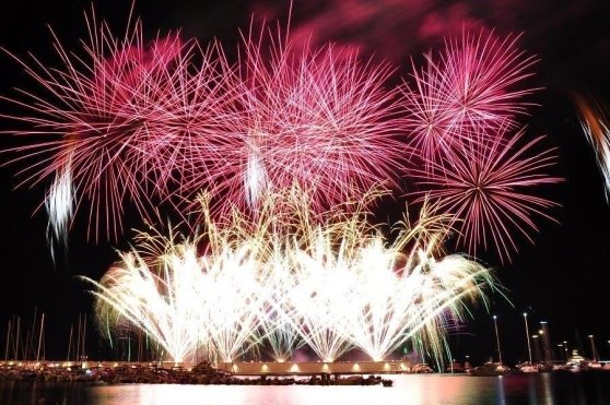 Sul Lago Maggiore il colorato show del Festival dei Fuochi d’Artificio