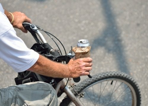 Ciclista “alticcio” rifiuta di sottoporsi all’alcol test: denunciato