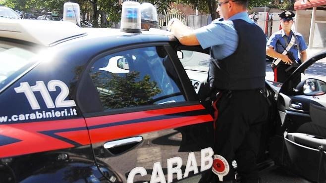 Incrociano i Carabinieri e provano a disfarsi della droga gettandola dal finestrino