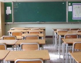 Un pulmino davanti all’ingresso della scuola di Volpedo, chiusa dal sindaco “a tempo indeterminato”