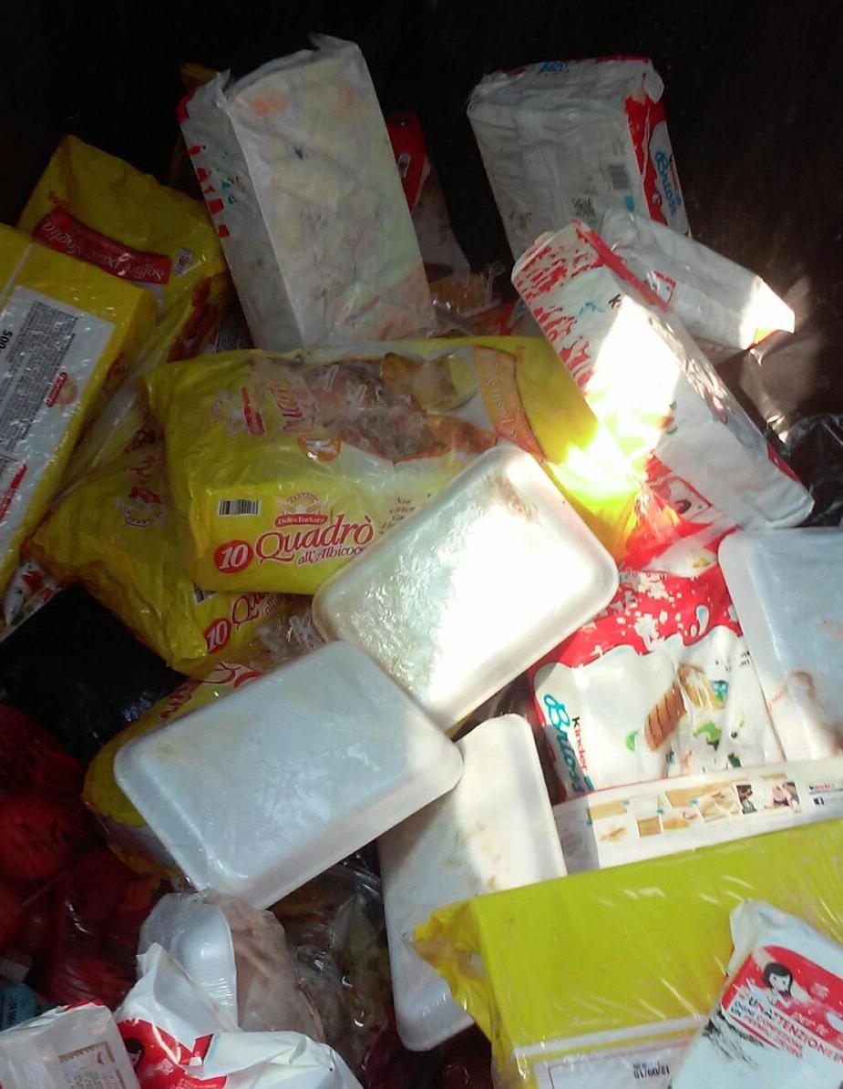 Ancora troppo cibo invenduto nella spazzatura. “Inascoltato” l’appello della Caritas a donare gli alimenti in scadenza