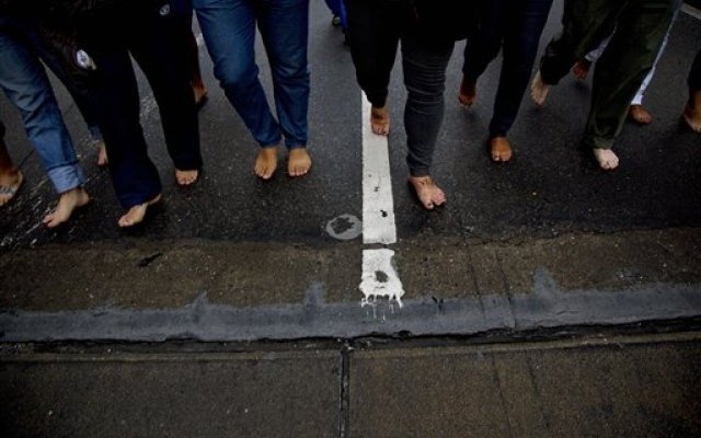 Anche ad Alessandria e Casale la marcia dei piedi scalzi per sostenere i migranti
