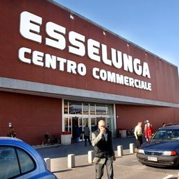 Rubano cosmetici al supermercato Esselunga: denunciati dalla Polizia