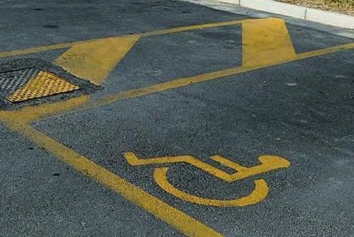Lascia l’auto aziendale nel parcheggio disabili: le scuse della dipendente di Amag Ambiente