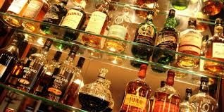 Rubano alcolici da un ristorante di Rivalta: denunciati