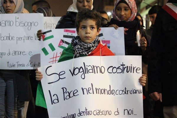 “Il terrorismo non ha religione”: i musulmani di Alessandria portano i loro messaggi di pace nel cuore della città