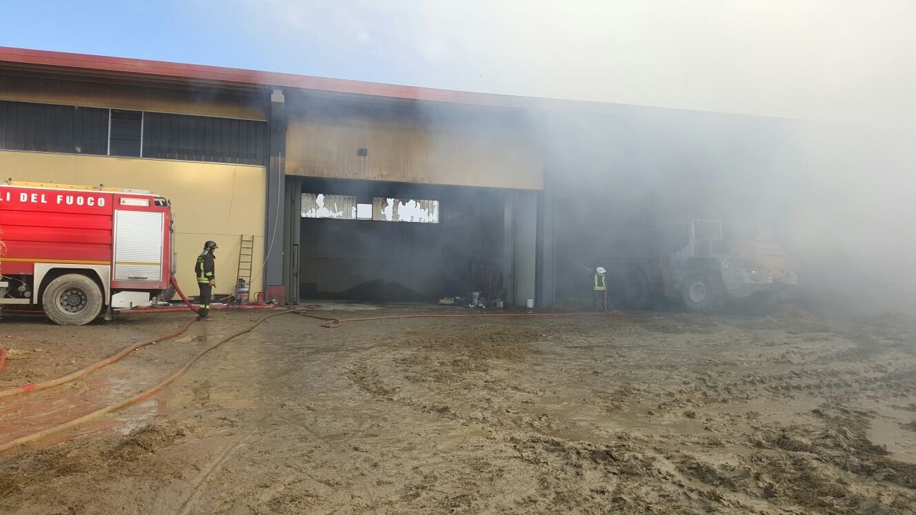 Vigili del Fuoco al lavoro per spegnere un incendio in un deposito agricolo a Murisengo  