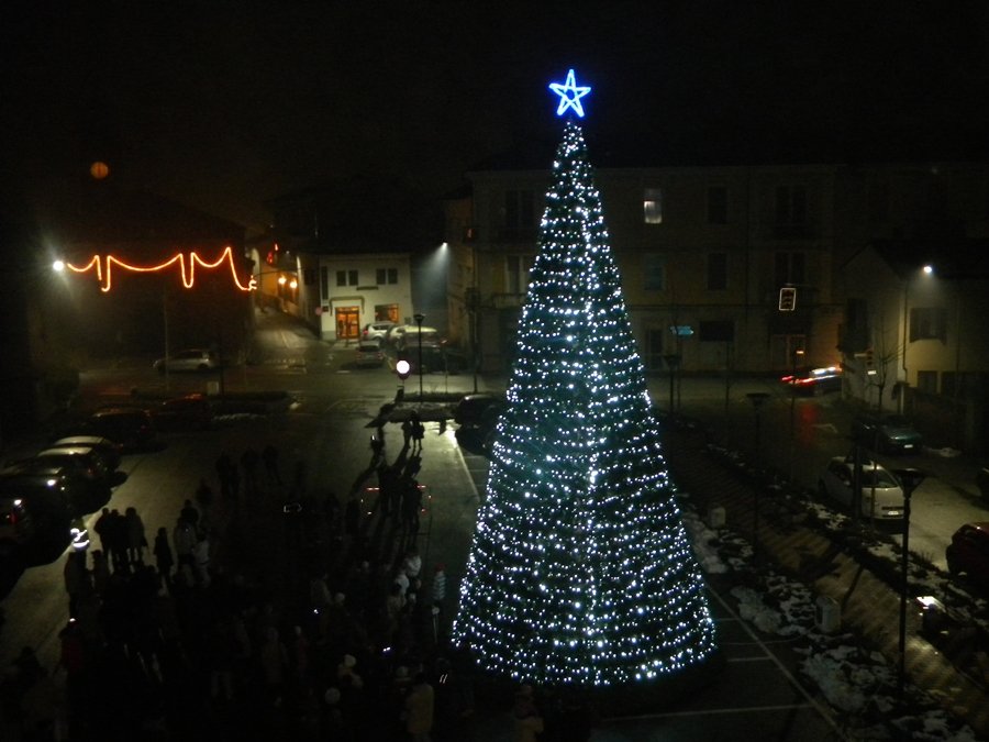 Seimila lampadine pronte a illuminare l’albero di Natale di Borgoratto