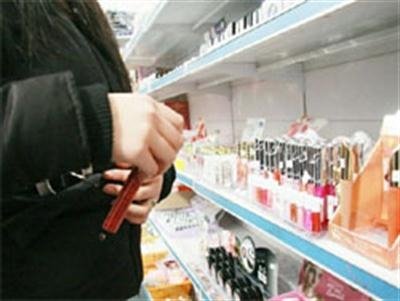 Cerca di mettere a segno l’ennesimo furto in un supermercato e, scoperto, aggredisce il vigilante