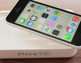 Chiede la password per sbloccare il telefono acquistato su internet, ma il telefono era rubato