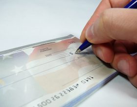 Ruba un assegno a un anziano e incassa 5 mila euro