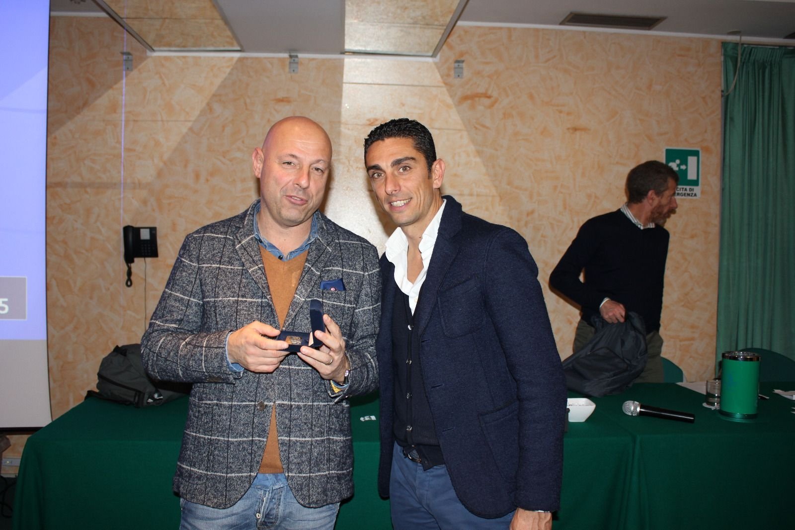 Mister Moreno Longo premia Fabio Nobili, miglior allenatore del 2014. Stefano Lovisolo votato per il 2015