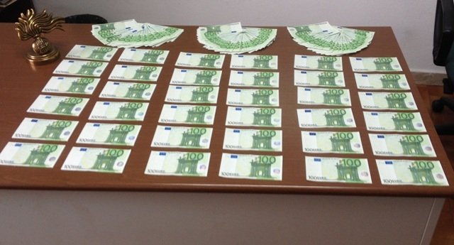In casa aveva una mazzetta di oltre 300 banconote da 100 euro false