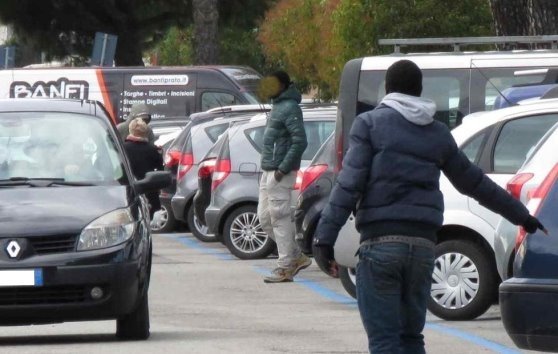 Giovani Forza Italia: “Basta venditori e parcheggiatori abusivi ad Alessandria”