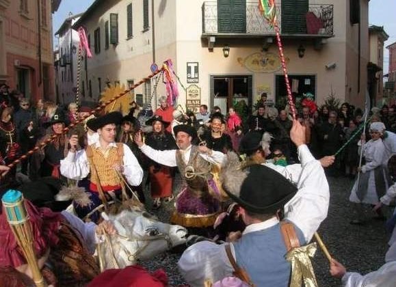A Rocca Grimalda tornano le coreografiche danze intorno al fuoco della Lachera