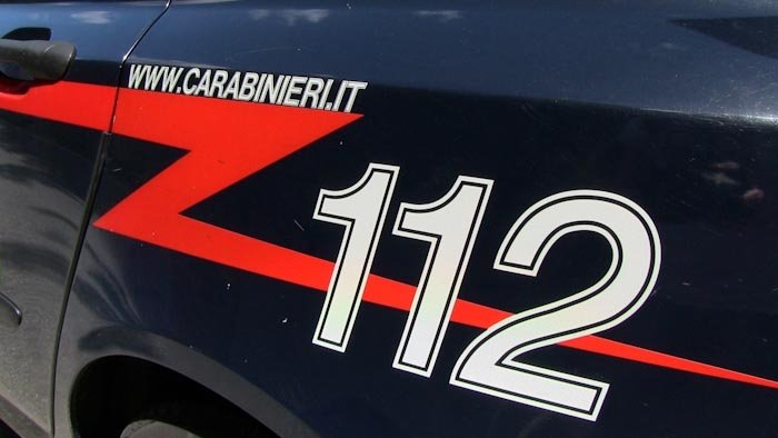 Troppo denaro in tasca: i Carabinieri si insospettiscono e scoprono un panetto di hashish in casa