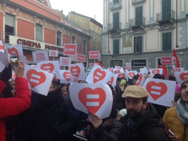 Alessandria scende in piazza per “svegliare l’Italia sui diritti civili e l’uguaglianza” [FOTO]