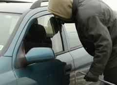 Poliziotto fuori servizio blocca ladro di auto