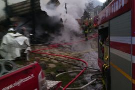 Vigili del fuoco al lavoro per spegnere un incendio nella zona di Borghetto