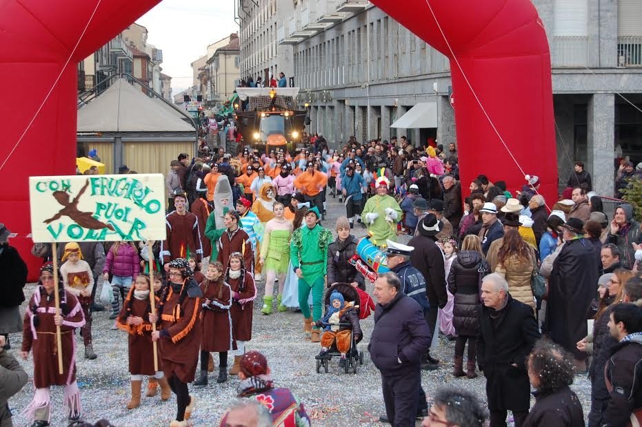 Carnevale: Valenza si colora di maschere e carri allegorici