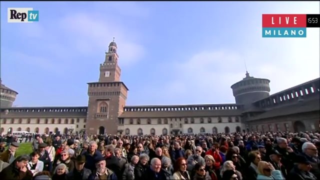 In migliaia al Castello Sforzesco per l’ultimo saluto a Umberto Eco