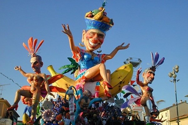 Il triplice colpo di cannone apre il folcloristico Carnevale di Viareggio