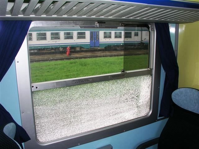 Vandali spaccano vetri dei treni dell’Alessandria-Mortara-Milano