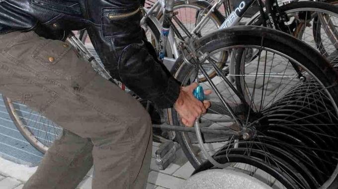 Ruba la bicicletta di un Carabiniere. Arrestato un quindicenne