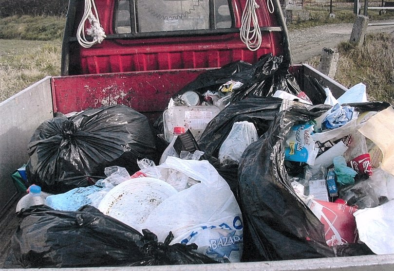 Abbandona rifiuti vicino a un torrente: rintracciato e multato dai carabinieri