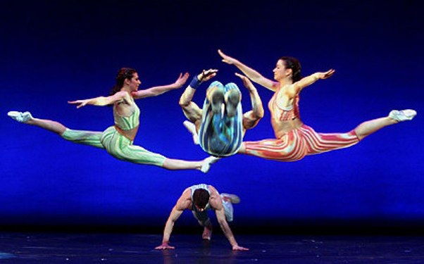La magia della danza acrobatica con Aeros