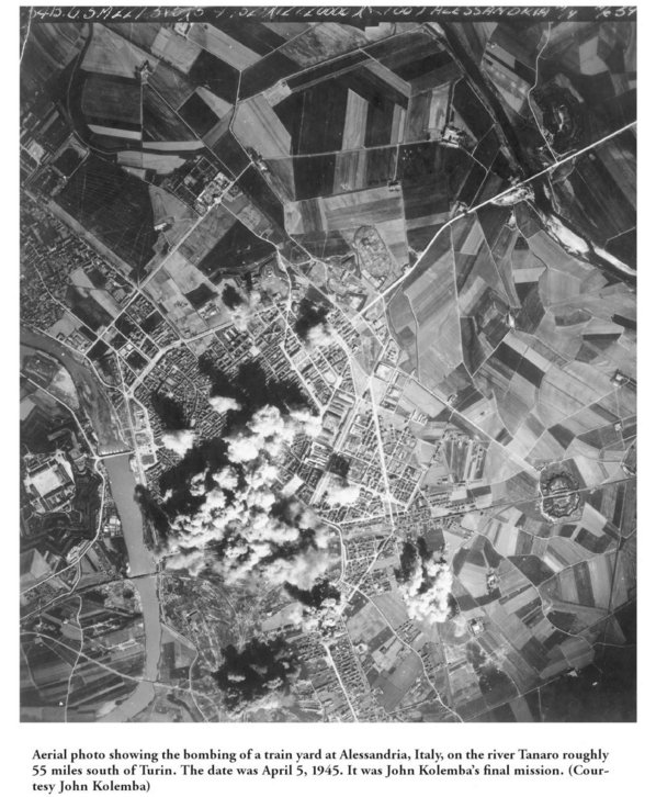 La foto del bombardamento del 5 aprile 1945. Oggi la messa in ricordo delle vittime