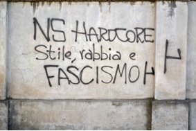 Denunciati gli autori di alcune scritte fasciste sui muri di Casale