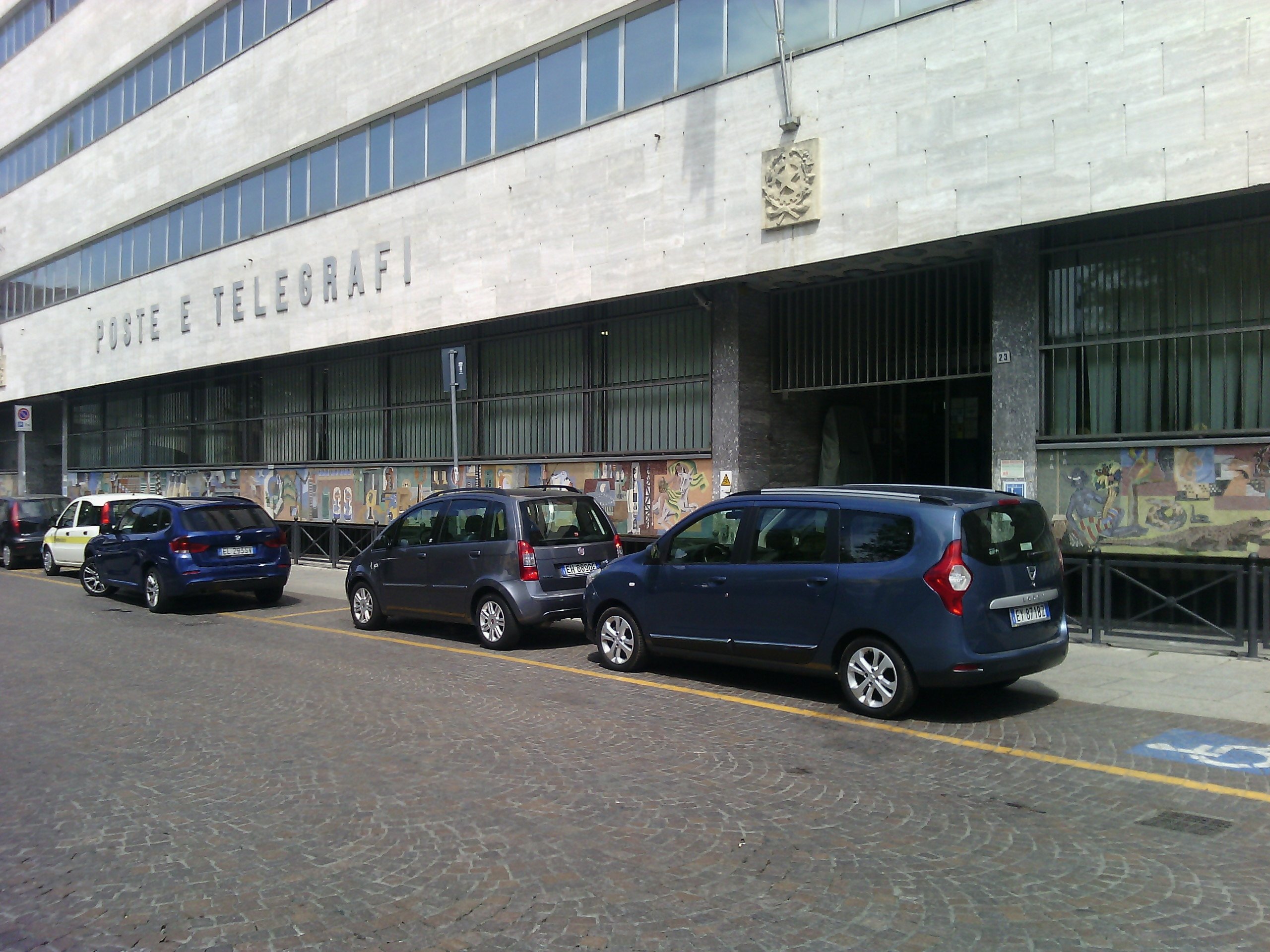 A breve niente più auto davanti al mosaico Severini di piazza della Libertà