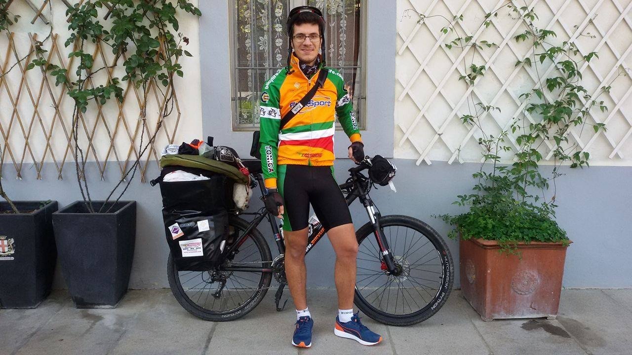 Dopo il viaggio lungo lo Stivale, l’alessandrino Gianluca si rimette in sella alla sua bici per raggiungere l’Olanda  