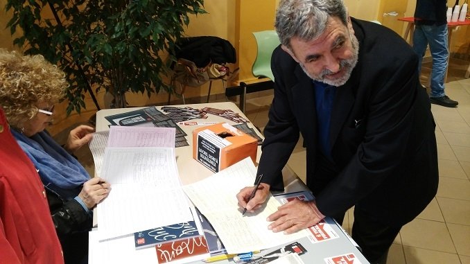 La raccolta firme della Cgil per la Carta dei Diritti [FOTO]