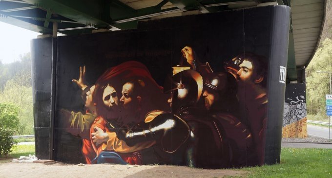 Con le bombolette anche Caravaggio può diventare virale: quando la street art fa suonare i clacson