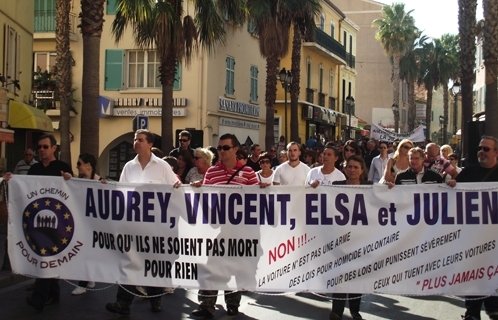 Familiari delle vittime francesi in piazza questo sabato per contestare i domiciliari a Beti
