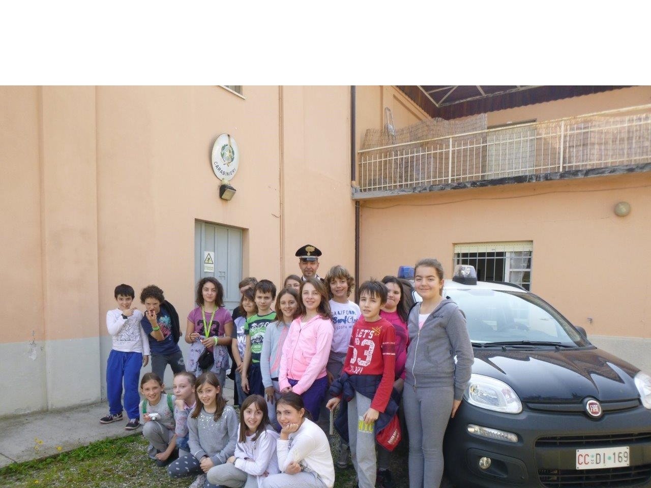 Studenti in visita alla Stazione dei Carabinieri di Rosignano