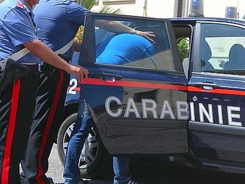 Rubano un prezioso orologio e un portafoglio in un circolo privato ma vengono arrestati dai Carabinieri