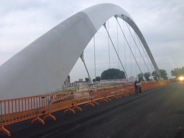 Pronti ad “accendere” l’arco del Meier, tecnici e operai si preparano per il collaudo statico del ponte