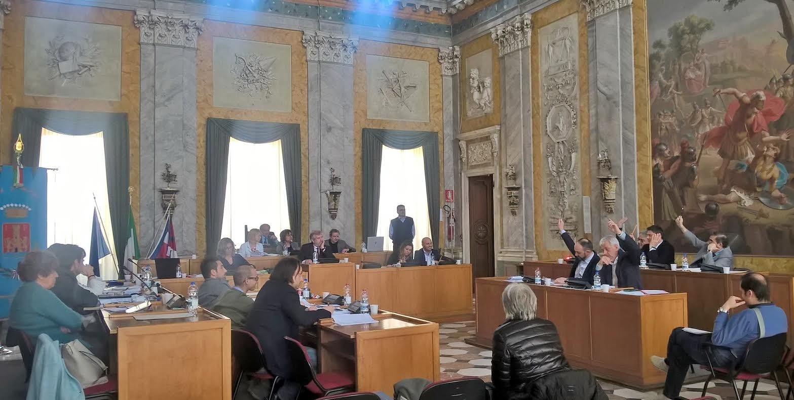 Un consiglio comunale a Valenza tra norme, regolamenti, bilanci, foglie di fico ed El Dorado