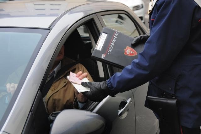 Strappa via dalle mani dei Carabinieri il tagliando della revisione falsificato: denunciato