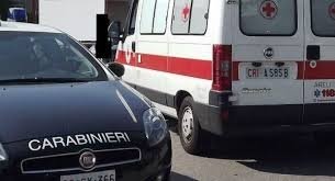 Cercano di sfuggire ai Carabinieri e si scontrano con un’altra auto: cinque persone ferite